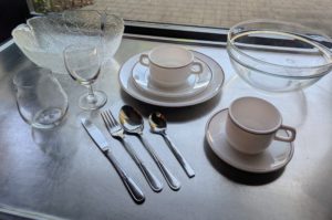 Vaisselle disponible au foyer de la grande salle